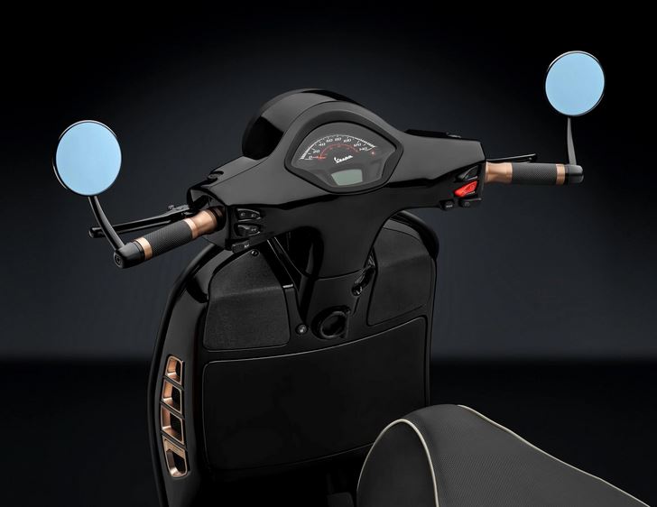 Cache trou de rétroviseur RIZOMA pour Vespa GTS/GTS Super 125-300ccm (`23-), noir