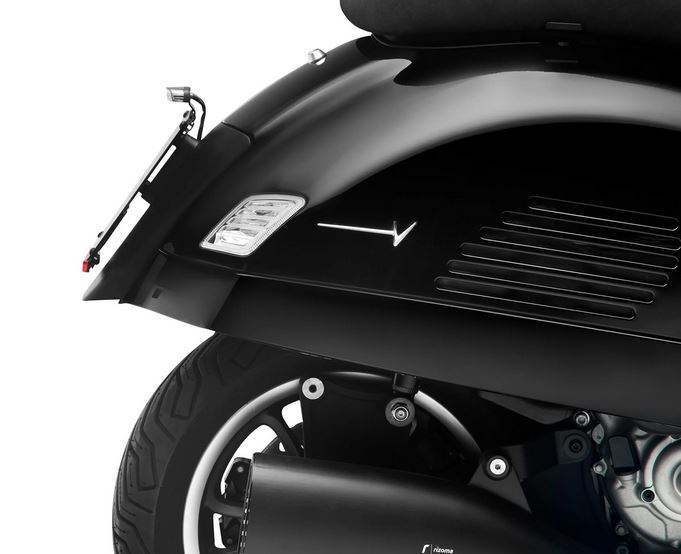 Inscription RIZOMA capot latéral pour Vespa GTS/GTS Super/GTV, argenté