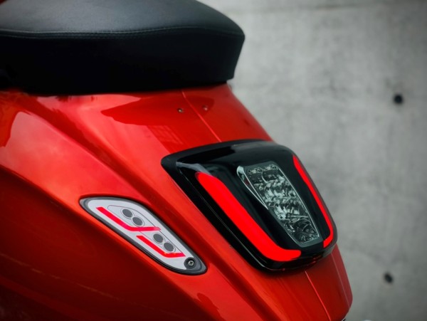 Feu arrière LED Zelioni pour Vespa Primavera /​ Sprint 50-150ccm